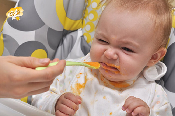 Bé tiêu hóa kém có thể là do chế độ ăn uống không phù hợp 