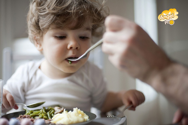 Giải đáp về thắc mắc khi nào cho bé ăn cơm