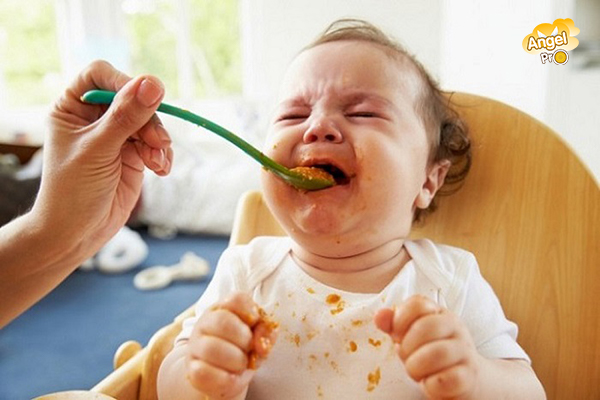 Biện pháp giúp trẻ ăn ngon miệng là không ép bé ăn quá no - Angelpro.vn