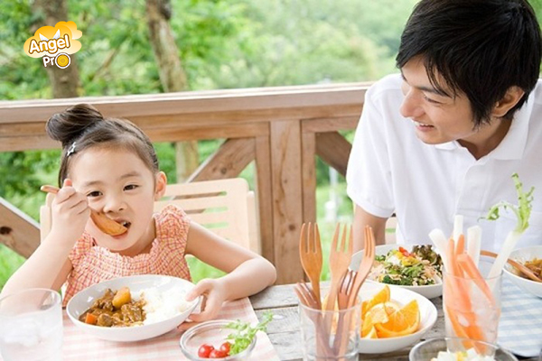 Điều chỉnh tư thế ăn cơm cho trẻ ngay từ khi còn nhỏ 